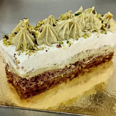 Bûche pistache, rose et amande