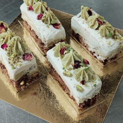 Bûchette pistache, rose et amande